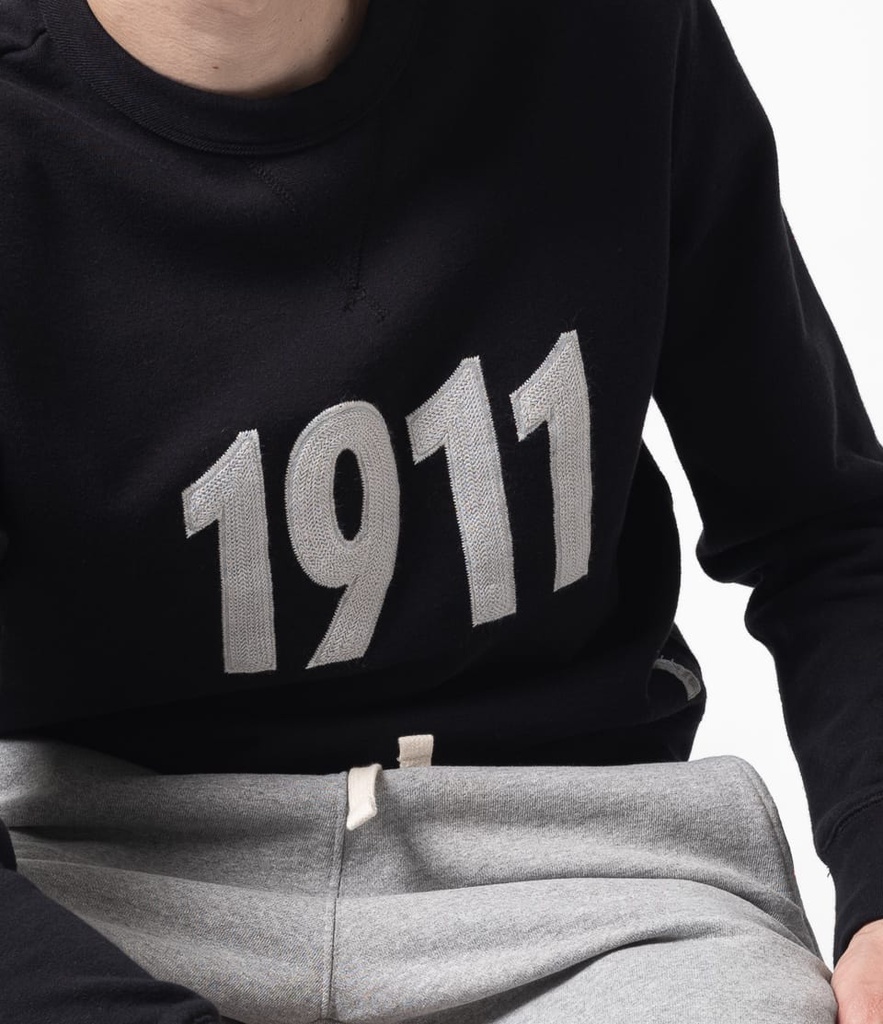 MBS_TRCSW07_99_DEEP BLACK_SWEATSHIRT_ORGANIC COTTON RECYCLED POLYESTER_MD3.jpg